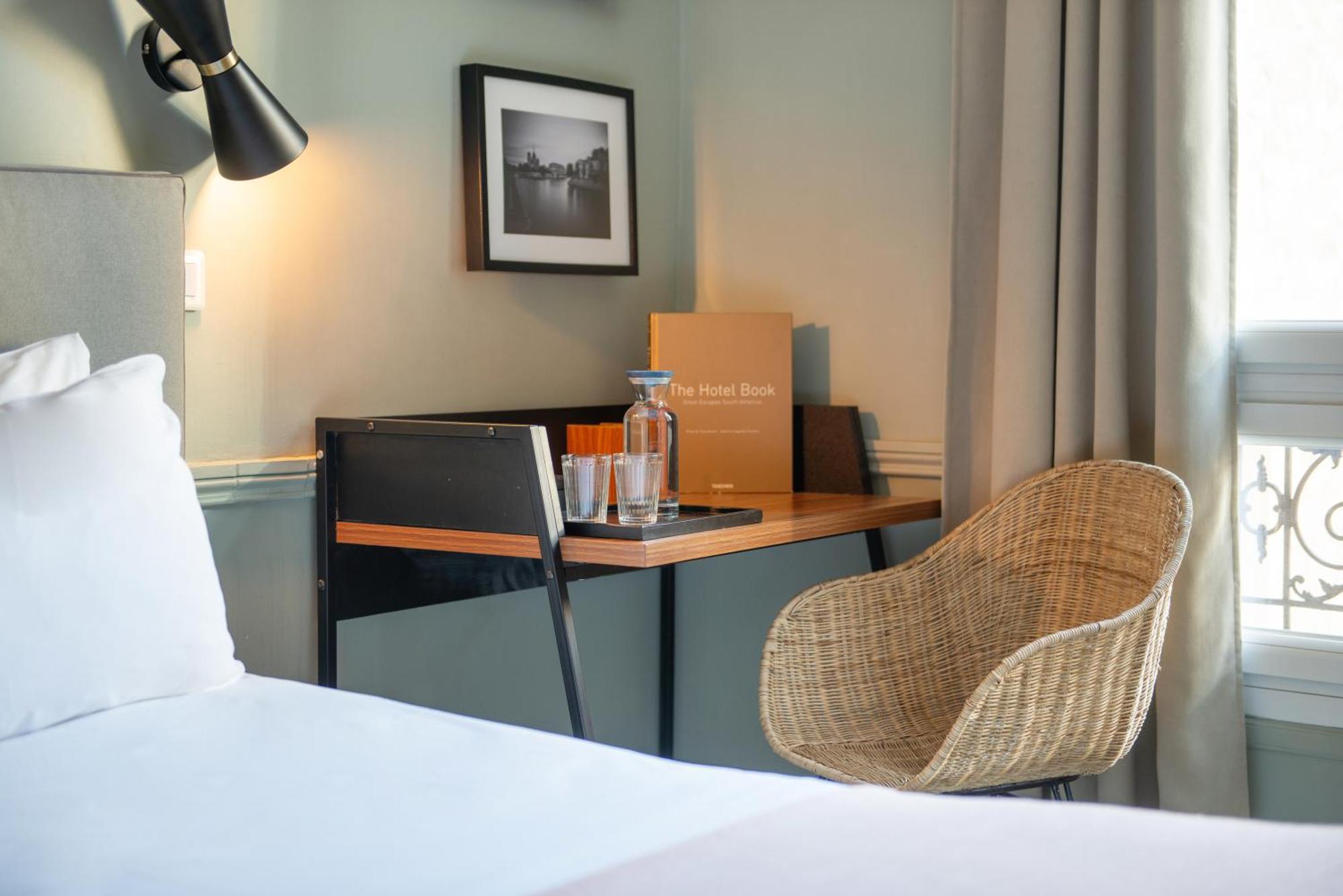 Hotel Avama Prony Paris Room photo