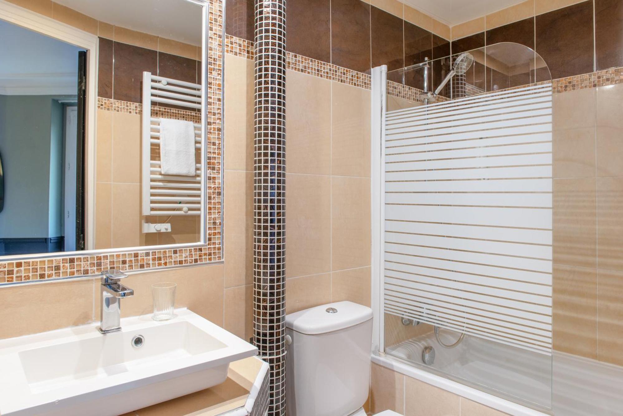 Hotel Avama Prony Paris Room photo